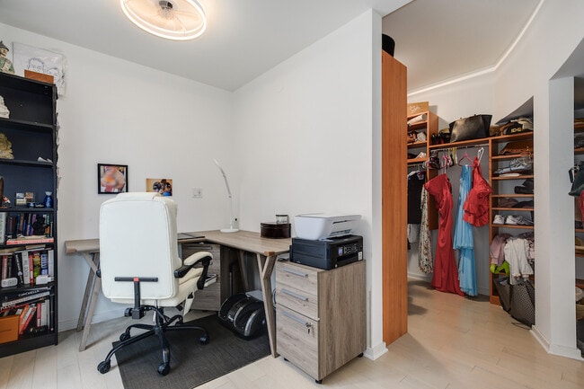 Building Photo - 501 N Kingsbury St