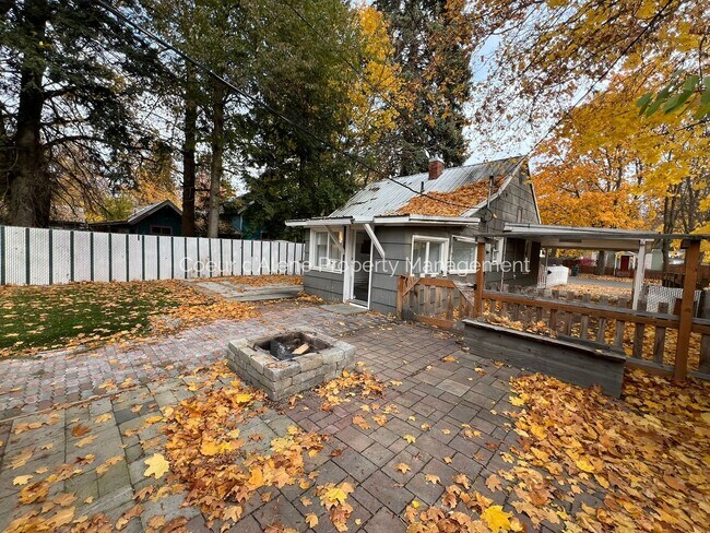 Building Photo - 2 bed house in incredible location!