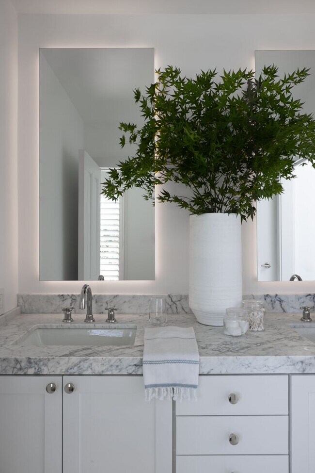 Building Photo - Coastal Elegance in the Heart of Belvedere