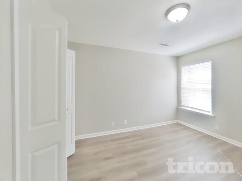 Building Photo - 996 Tom Hailey Blvd