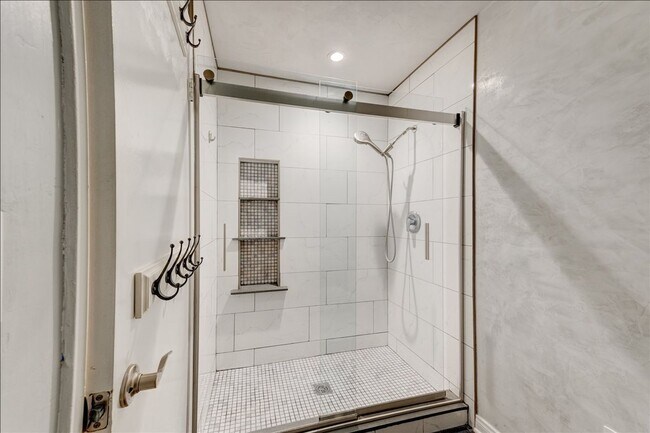 Building Photo - 7765 Saranac Pl