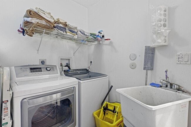 Building Photo - 1925 Coral Gardens Dr