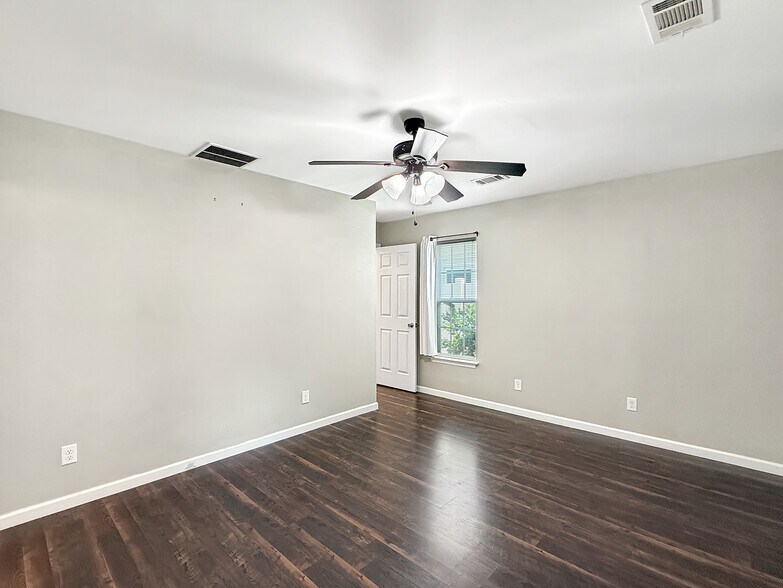Building Photo - 21 Pine Forest Dr