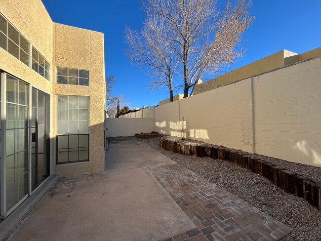 Building Photo - Nice 3 Bedroom 2 Bathroom Home Located In ...
