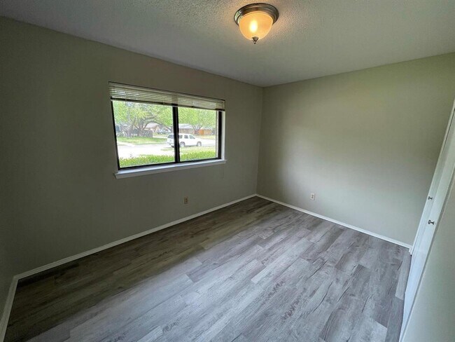 Building Photo - 1008 Wake Dr