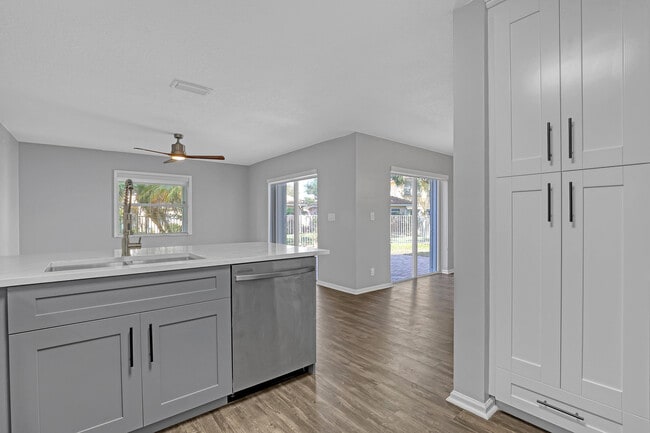 Building Photo - 3464 Commodore Ct