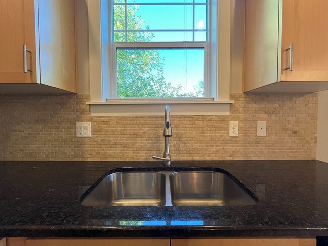 Building Photo - Modern 4-Bedroom End Unit with Community A...