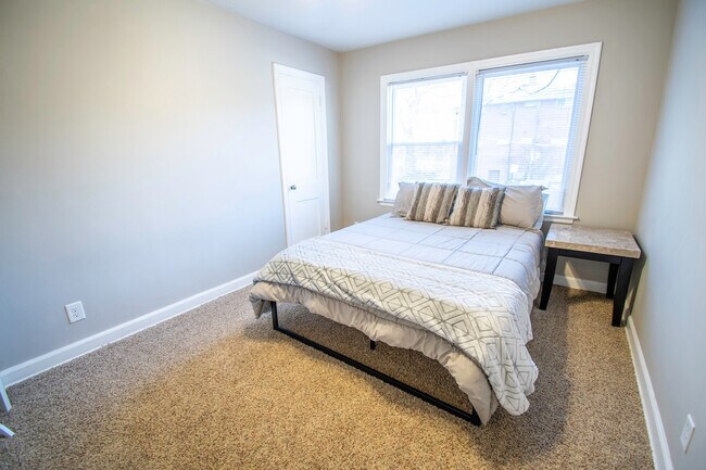 Building Photo - Dundee Village Rentals (820 N 46th St)