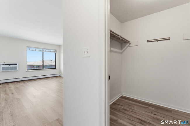 Building Photo - 2316 Cromwell Hills Dr