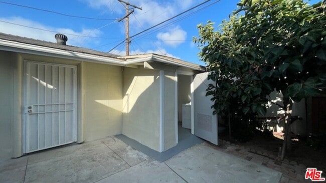 Building Photo - 1043 3rd Ave