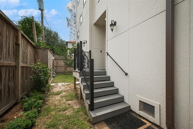 Building Photo - 1806 W 25th St