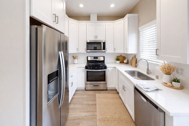 Building Photo - 4BD/2BA, Private Yard!!