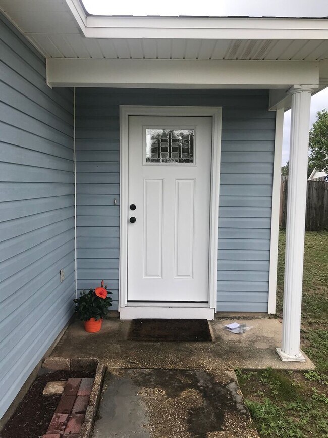 Building Photo - Convenient Location to Hulrburt Field