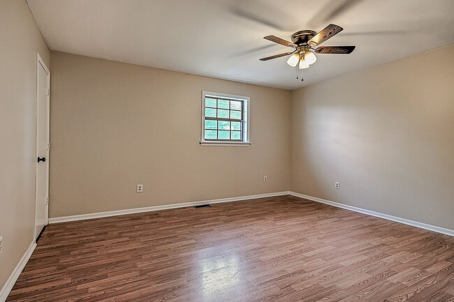 Building Photo - Newly Renovated 2 Bedroom 1.5 Bath Condo l...