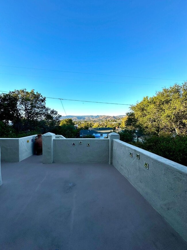 Building Photo - 3 bed 2 bath Well-Maintained Home in Prime...