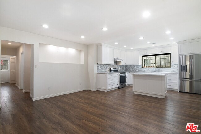 Building Photo - 328 S Sycamore Ave