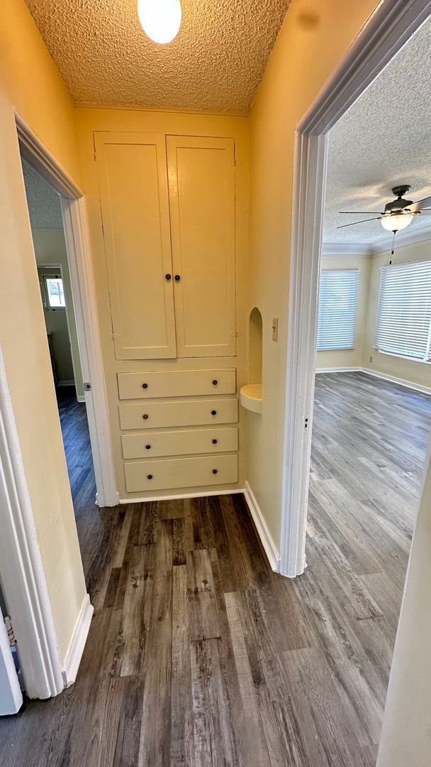 Building Photo - LARGE DOWNSTAIRS ONE BEDROOM ONE BATH!