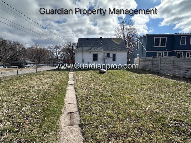 Building Photo - St Louis Park Single Family Home, Fenced In yard, Washer/Dryer, 1 Car Garage