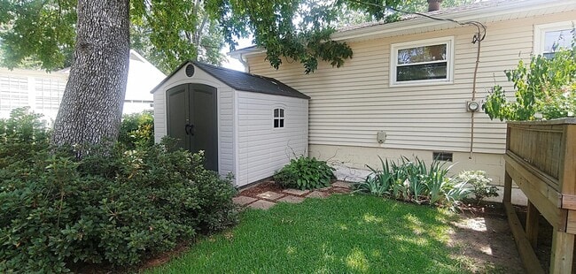 Building Photo - 3 BR, 2 Bath Home Available in Homewood
