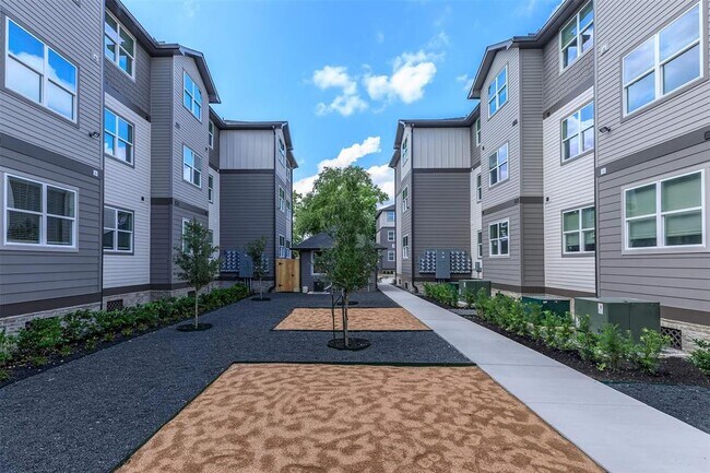 Building Photo - 1620 Oak Tree Dr