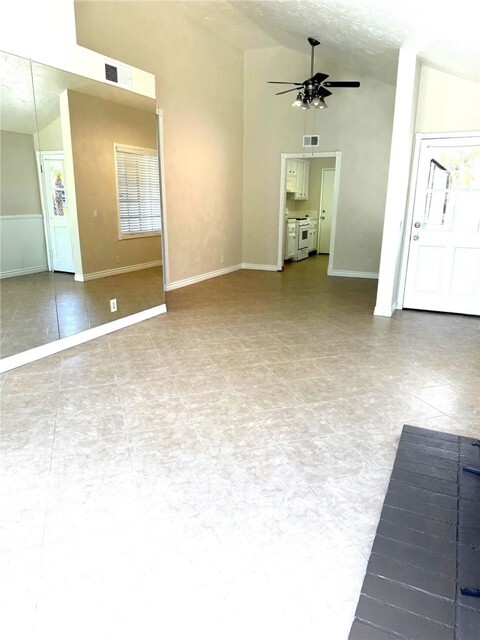 Building Photo - 21195 Country Farm Ln