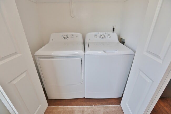 Building Photo - UPDATED & READY 07-14-25! 2-Bedroom 2nd Fl...