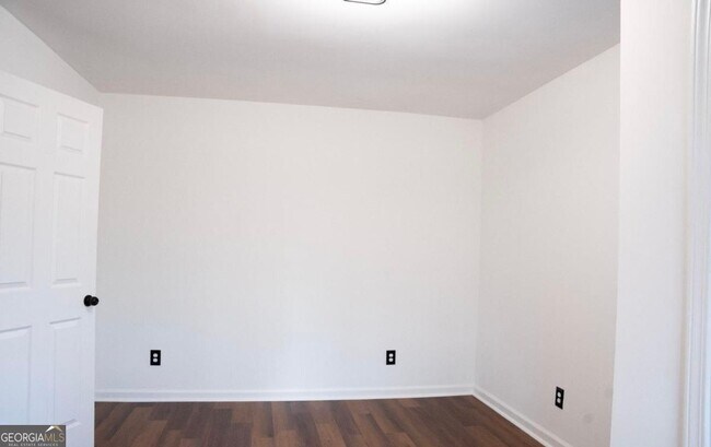 Building Photo - 683 Almon Rd