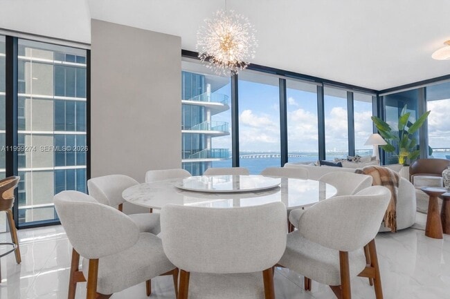 Building Photo - 700 NE 24th St