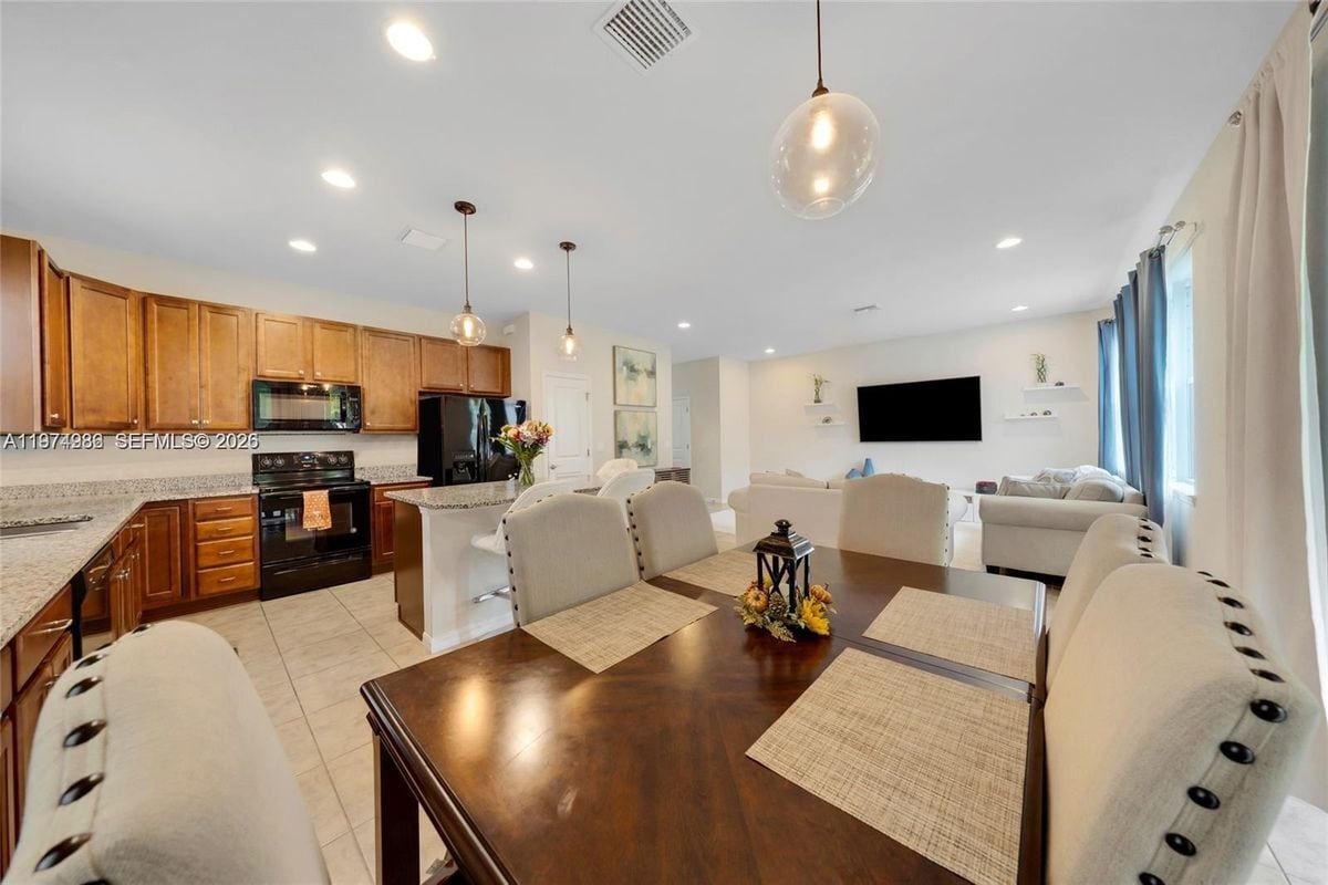 Building Photo - 932 Banyan Dr