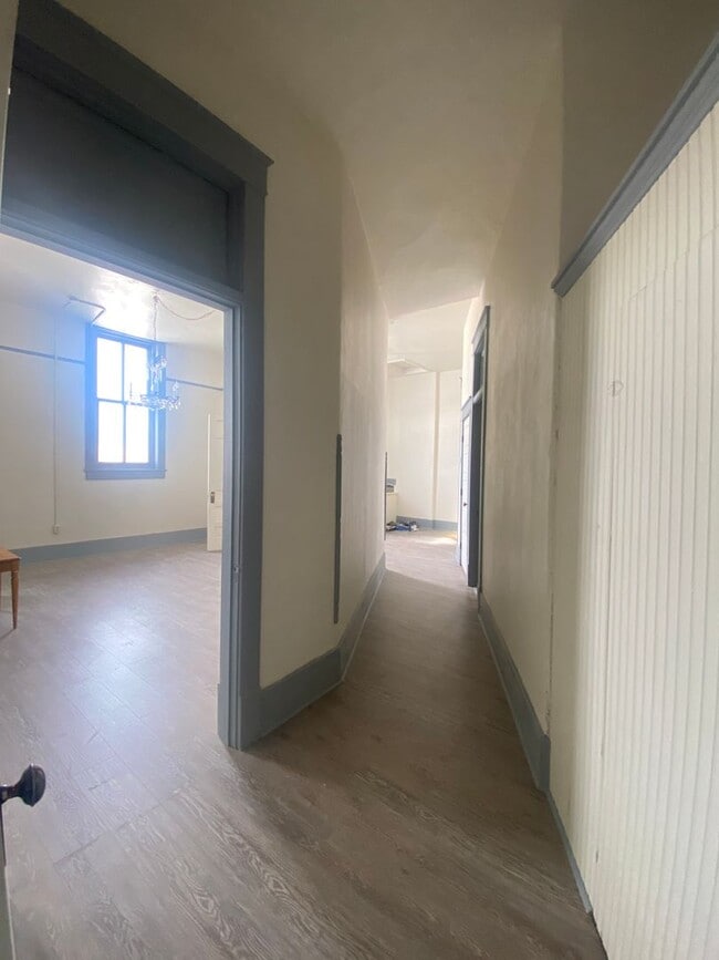 Building Photo - Main Street Upstairs Apartment in Aztec