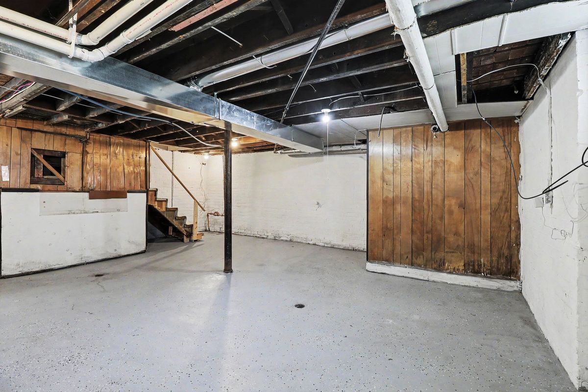 Building Photo - 2731 Elmhurst St