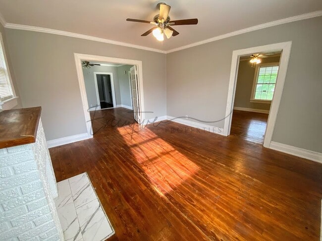 Building Photo - 2-Bedroom House with Bonus Space Near Down...