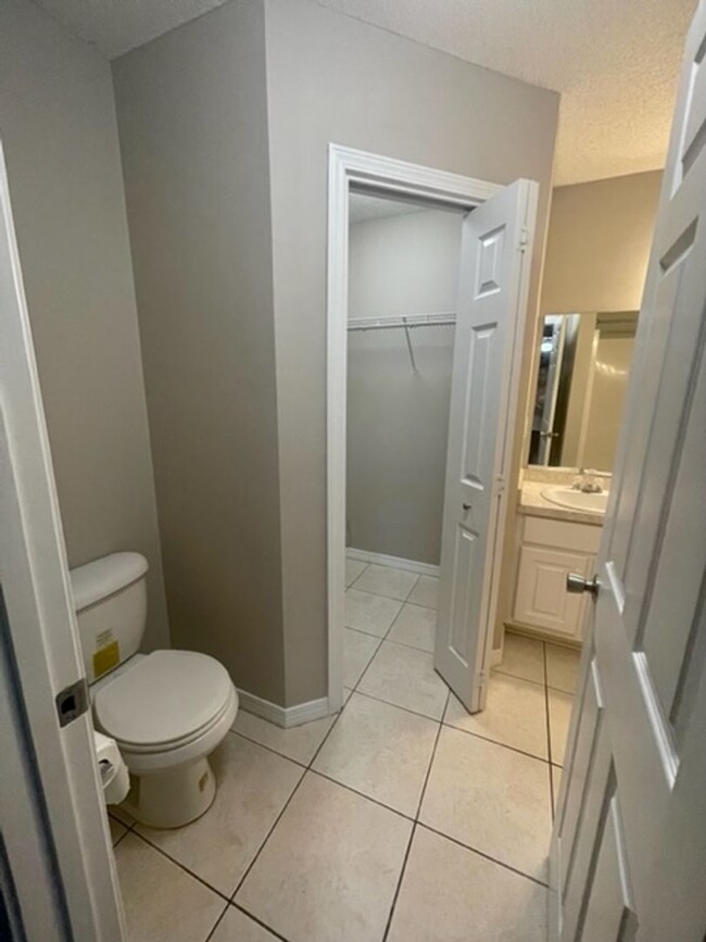 Building Photo - 2 bedroom/2 bathroom/2 car garage town hom...