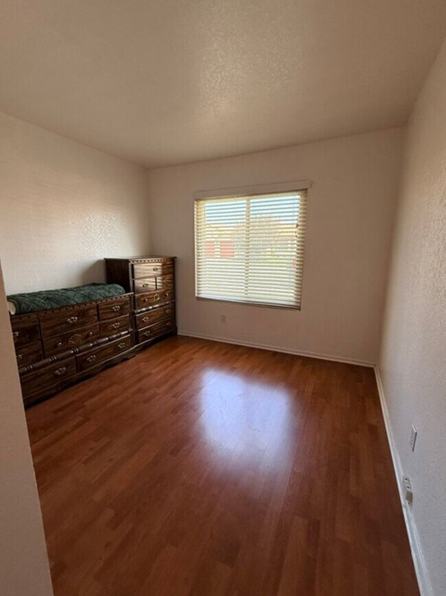 Building Photo - 875 E Serpentina Ave