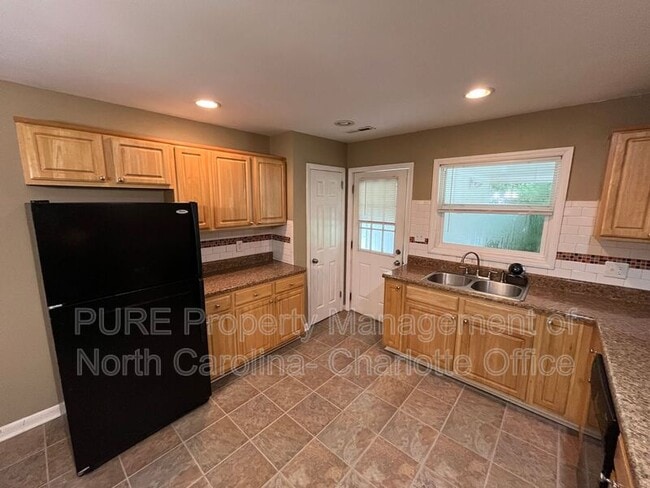Building Photo - 4304 Wedgewood Dr