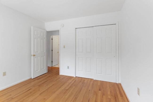 Building Photo - Spacious Townhouse with Basement in Farmvi...