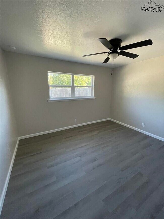 Building Photo - 5001 Lakefront Dr