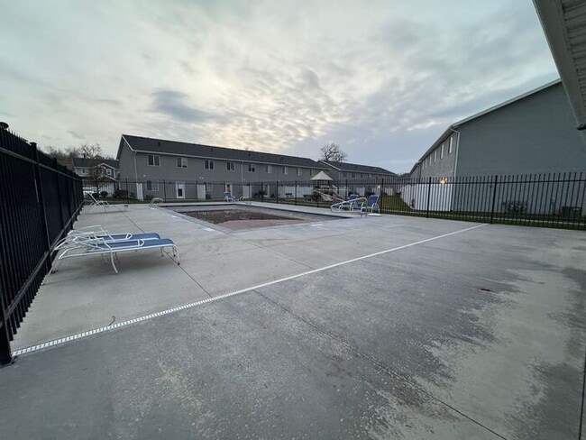 Building Photo - 3 bdrm 2 1/2 bth townhouse 1 Car Garage