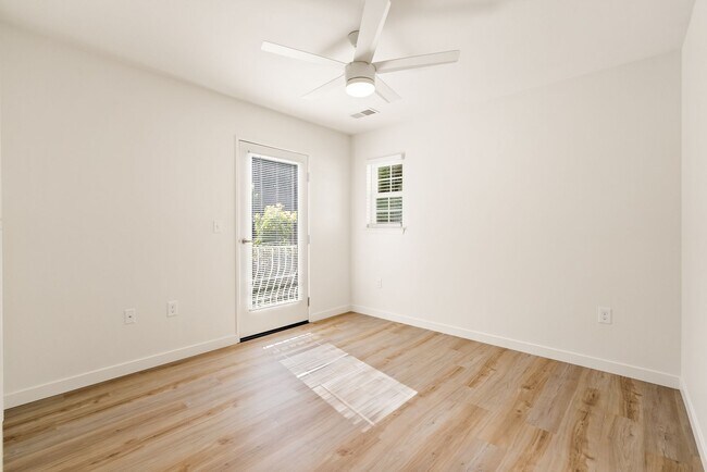 Building Photo - 2 Bedroom 1.5 Bath townhouse with private balcony and 2 car garage