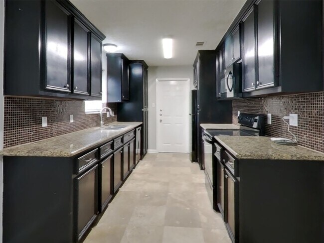 Building Photo - 2047 Lexington Woods Dr