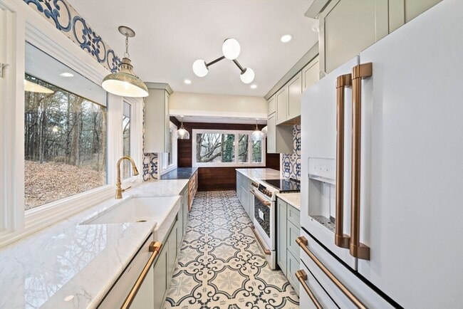 Building Photo - 12 Sabrina Farm