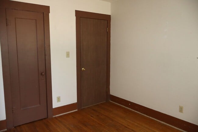 Building Photo - 411 E Plum St