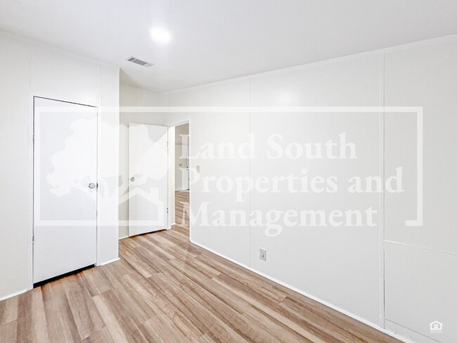 Building Photo - 8916 Beverly Hills Rd