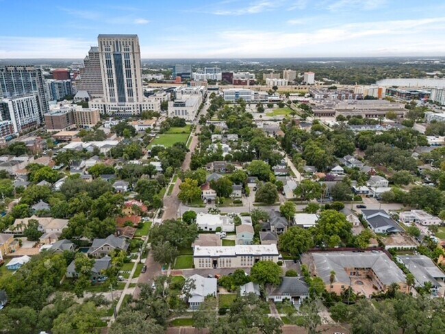 Building Photo - Orlando - 2 Bedroom, 1 Bathroom - $2195.00