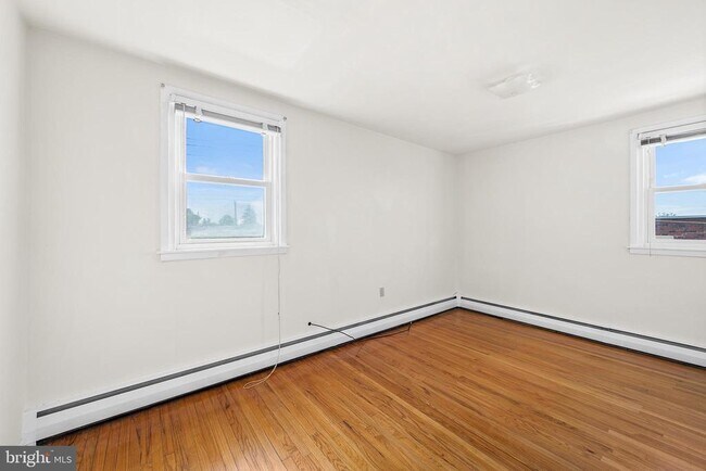 Building Photo - 2042 Faunce St