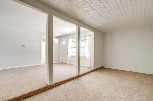 Building Photo - Amazing Home in Western Hills- 3 bed, 1.5 ...