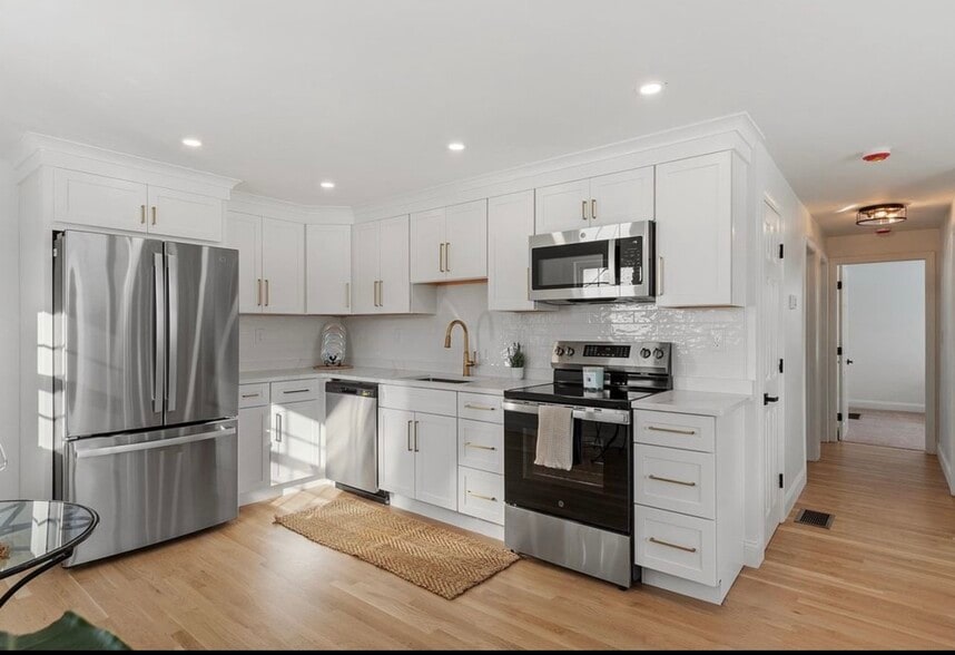 Building Photo - 13 Centerville Dr