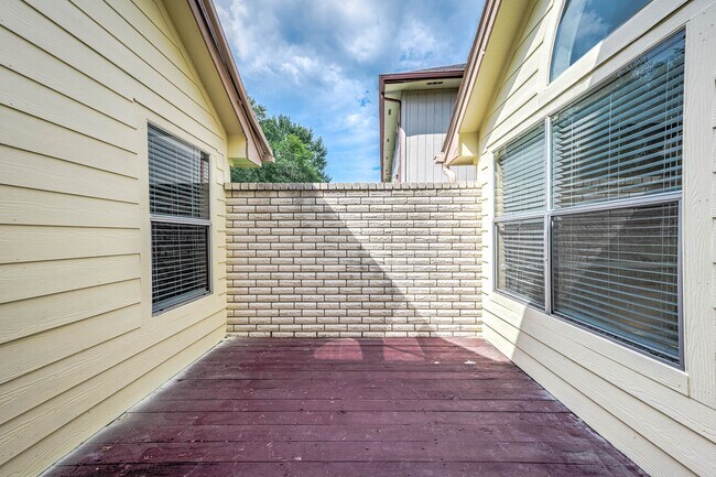Building Photo - 1927 Summerfield Pl