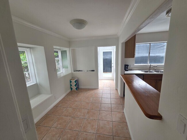 Building Photo - Charming 2 Bed 1 bath "monthly rental" in ...