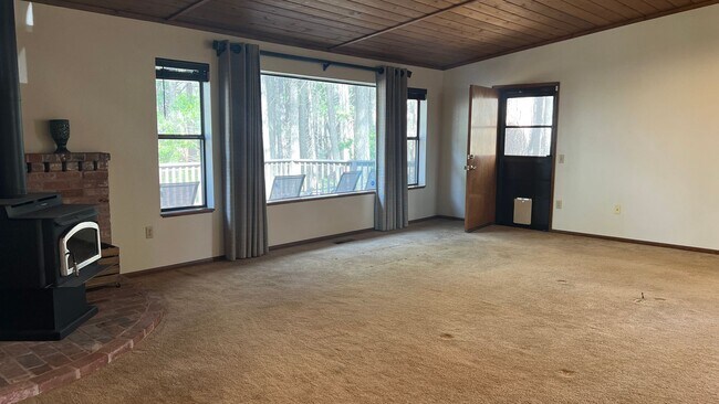 Building Photo - Two Bedroom Two bath home with attached Ga...